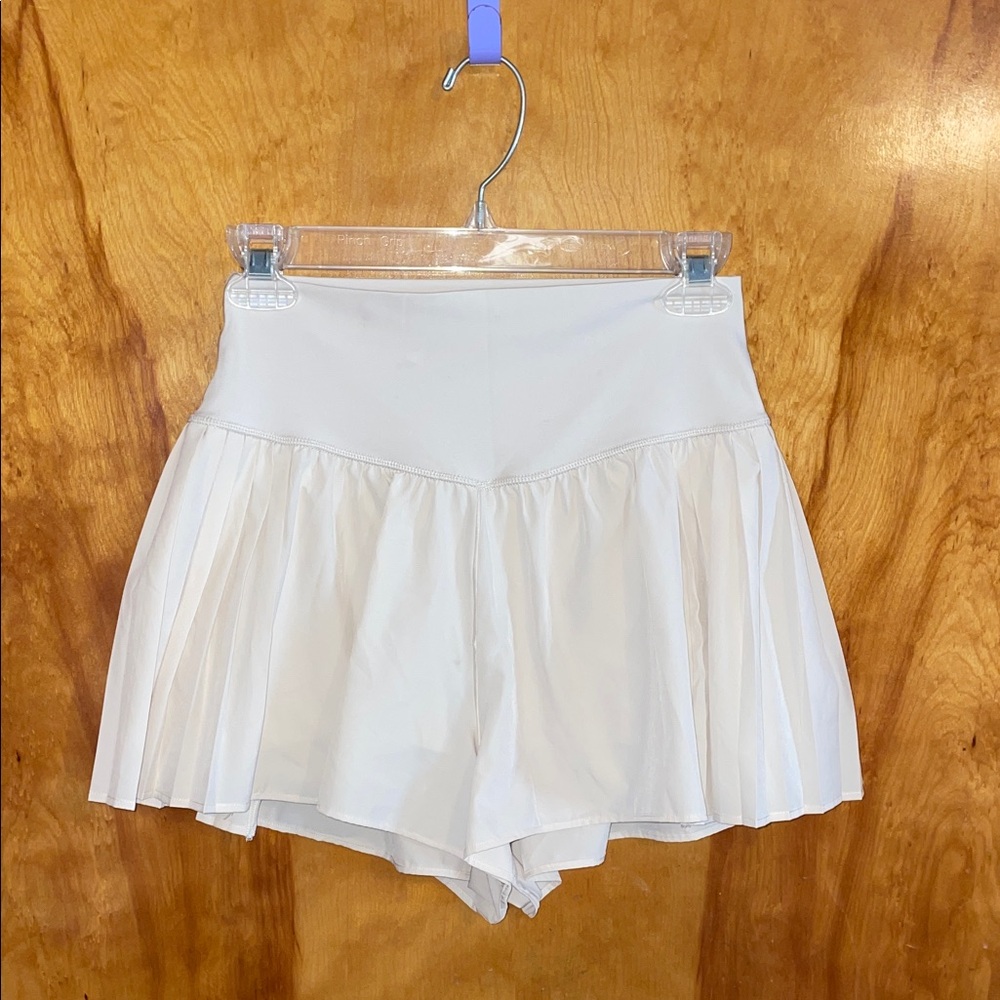 Offline by Aerie Flowy Pleated Athletic Shorts Cream Size Medium - Picture 12 of 12